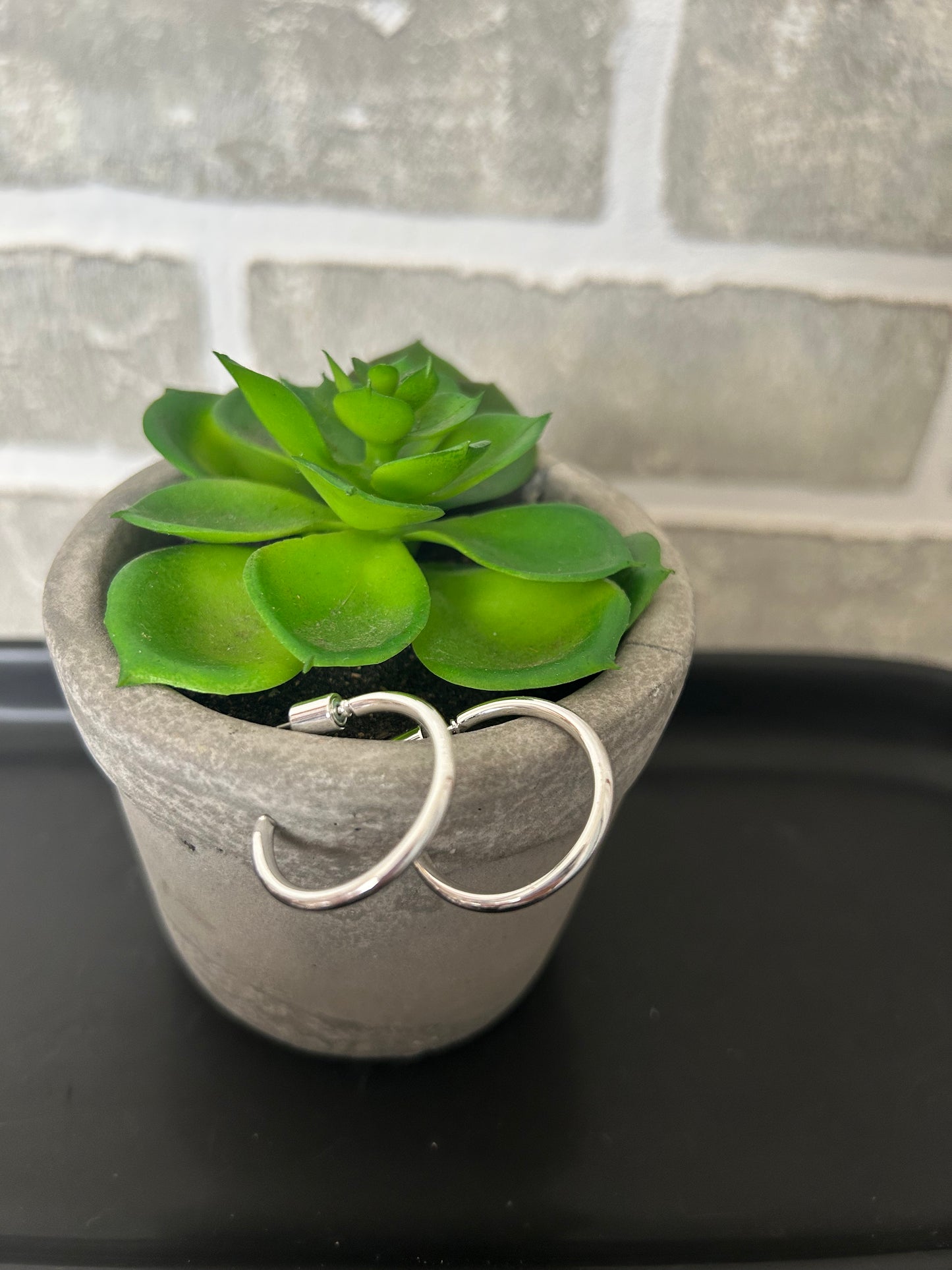 Water-Resistant Perfect Hoops are perfect for wearing everyday with any outfit! Just the right size, they are also water resistant, making them a practical and stylish approx. 3/4" L