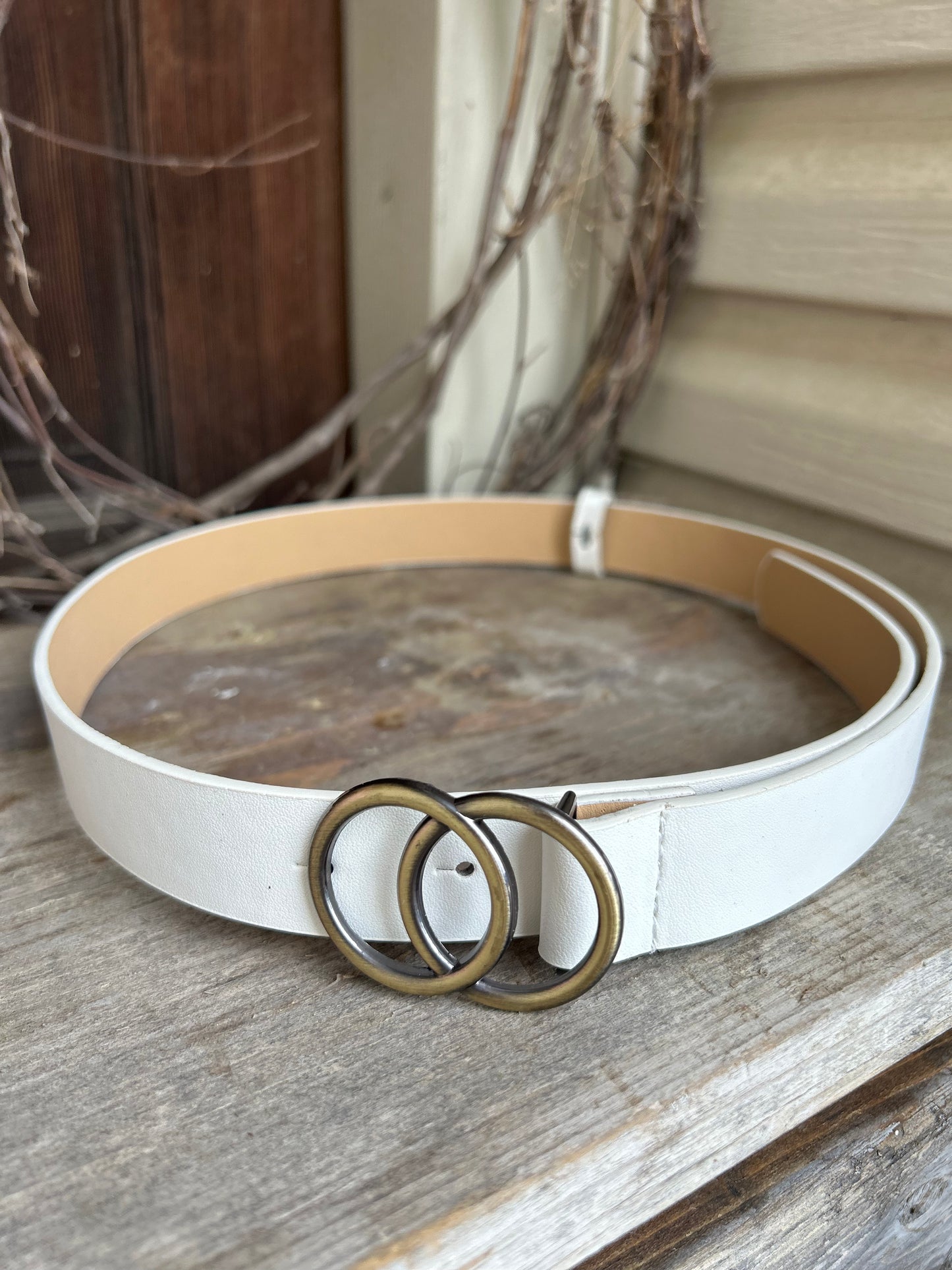 ! Crafted with a classic white design and a brushed gold double circle buckle, it's the perfect accessory to elevate any outfit. Add a touch of flair to your wardrobe now!
approx. 1.25" W/40" L