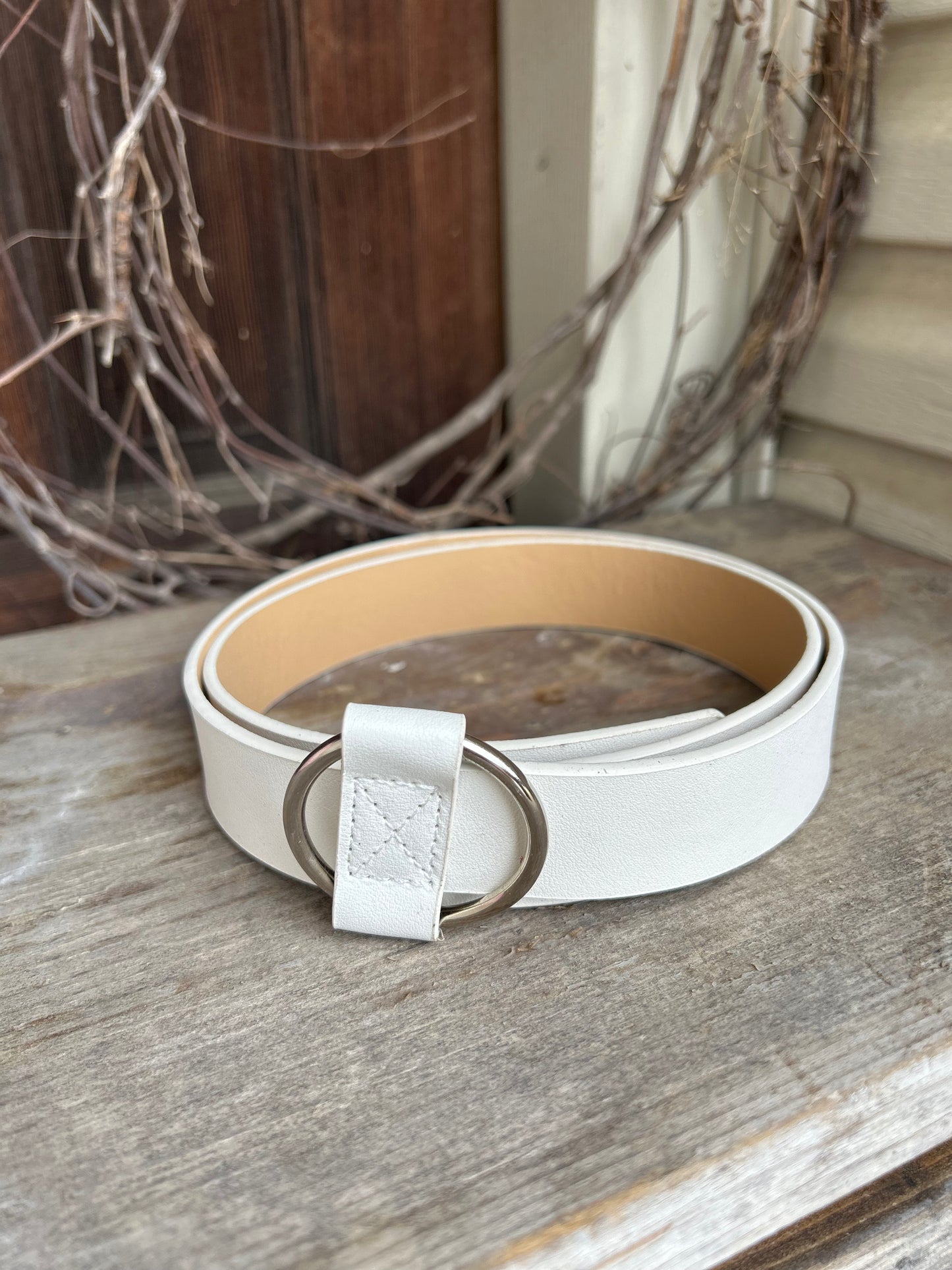  Crafted with a sleek silver buckle, this timeless belt is the perfect accessory to complete any outfit. Add a touch of sophistication and class to your wardrobe with this must-have piece.

approx. 1.25" W/41" L