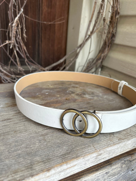 ! Crafted with a classic white design and a brushed gold double circle buckle, it's the perfect accessory to elevate any outfit. Add a touch of flair to your wardrobe now!

approx. 1.25" W/40" L