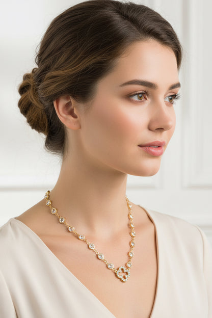 Sparkle and shine with our Crystal Linked Pave Clover Necklace! Featuring crystal drops and a stunning clover pendant adorned with pave rhinestones, this necklace will add a touch of shine to any outfit. Perfect for special occasions or everyday wear.&nbsp;

Pendant size : 0.75 inch/- Length: 16 inch/
