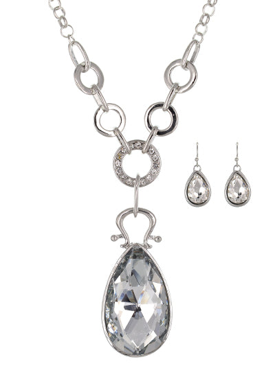 Elevate your style with our stunning Oval Chain Necklace Set! The bold oval pendant and chunky chain accents create a statement piece that will catch everyone's eye. To complete the look it comes with matching earrings for a cohesive and chic look. Make a statement with this beautiful set!

2.75 INCH PENDANT/1 INCH EARRING/- Length: 23 inch
