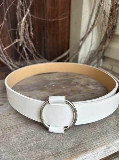  Crafted with a sleek silver buckle, this timeless belt is the perfect accessory to complete any outfit. Add a touch of sophistication and class to your wardrobe with this must-have piece.

approx. 1.25" W/41" L
